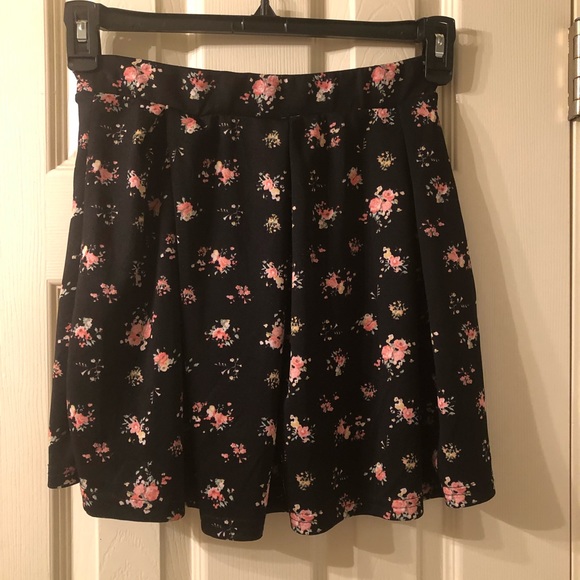 Rue 21 Black Floral Skater Skirt Size Medium - Picture 2 of 5